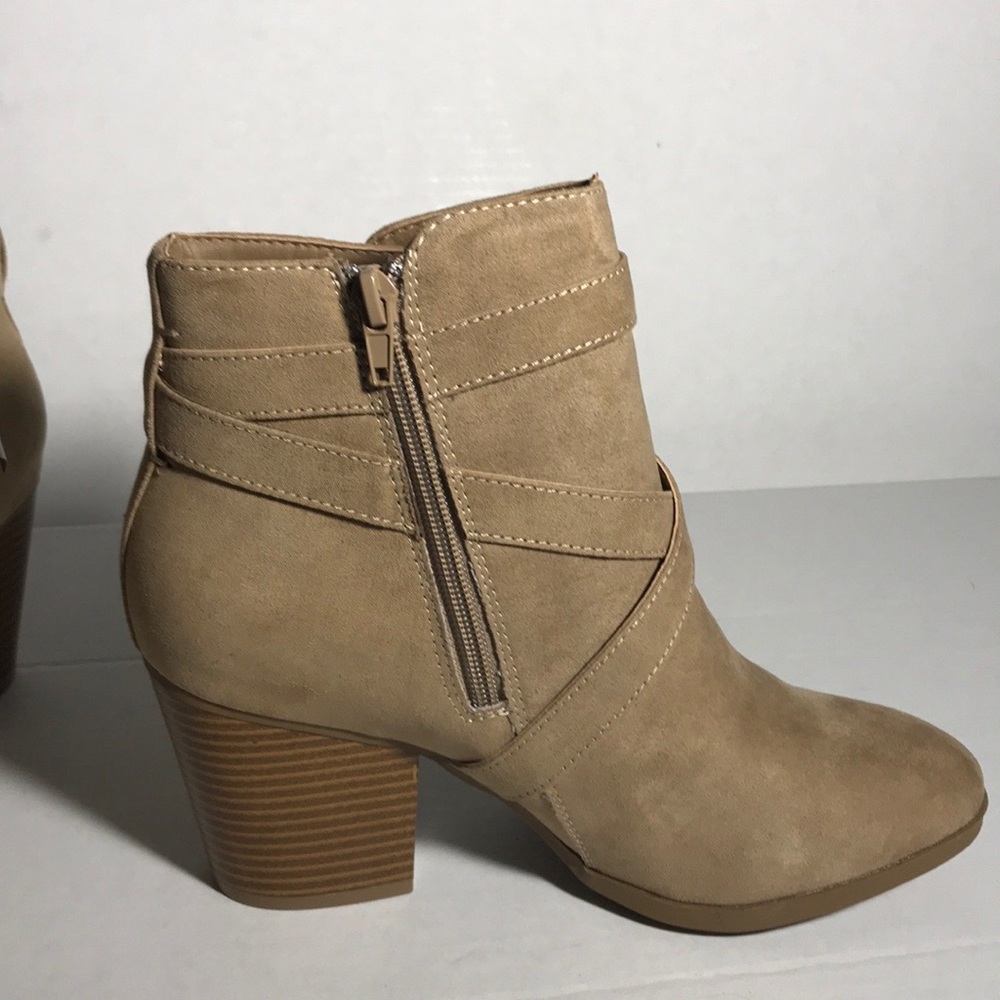Boots - Picture 7 of 8